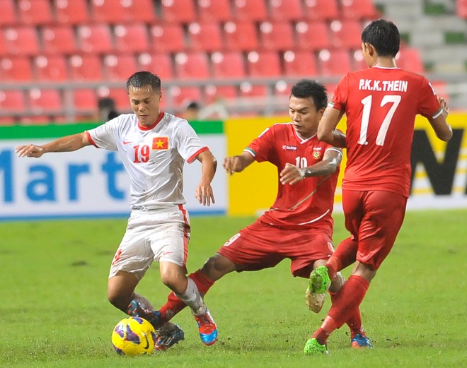 Thành Lương bị các cầu thủ Myanmar kèm rất chặt.